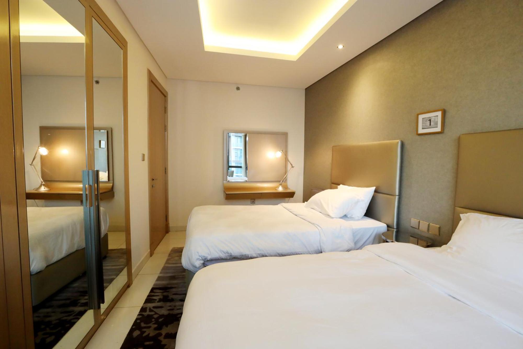 Brownstone - Paramount Five Star دبي