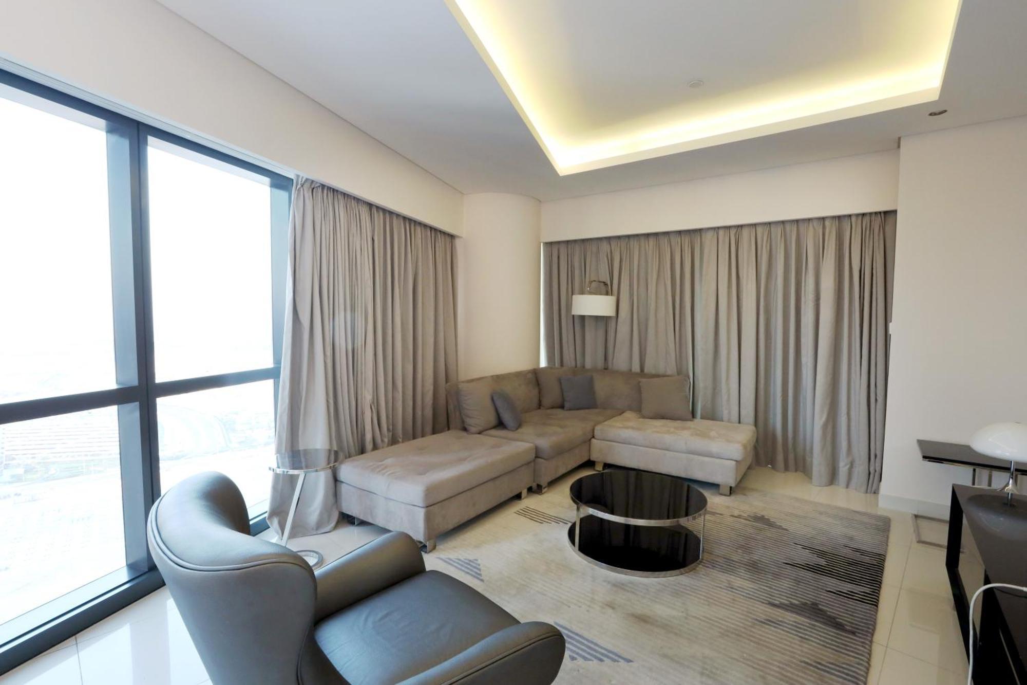 Brownstone - Paramount Five Star دبي